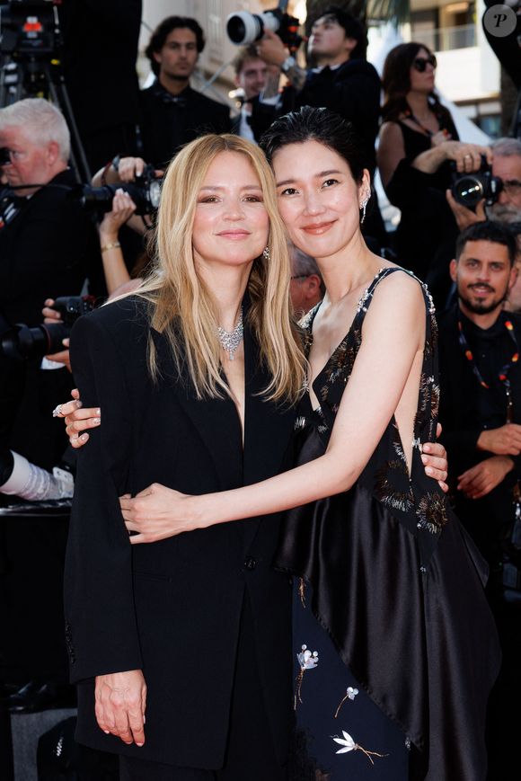 Virginie Efira, Tao Okamoto - Montée des marches pour la cérémonie de clôture du 79ème Festival International du Film de Cannes, le 23 mai 2026. © Jacovides-Moreau / Bestimage