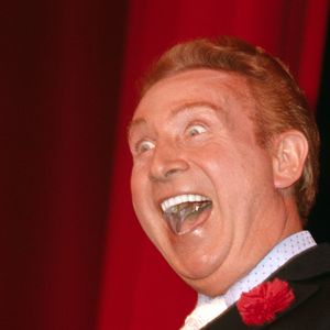 Durant les 20 dernières années de la vie du "Fou chantant", il l'a accompagné.

Archives - Charles Trenet JLPPA / Bestimage
1975