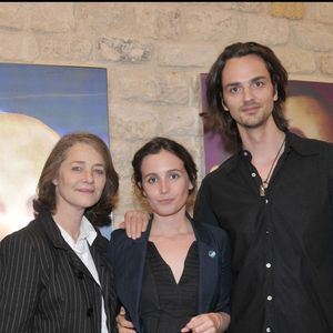 Charlotte Rampling avec son fils David et Ara Starck à la galerie Artegalore. © COADIC GUIREC / BESTIMAGE