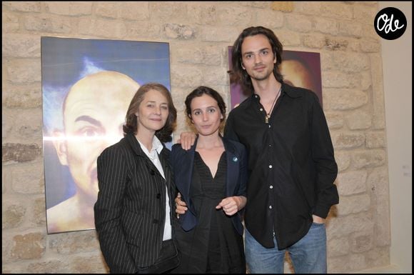 Charlotte Rampling avec son fils David et Ara Starck à la galerie Artegalore. © COADIC GUIREC / BESTIMAGE