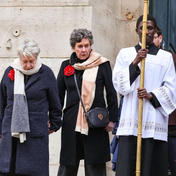 Cette semaine a été marquée par les obsèques de Catherine Laborde.

- Sortie des obsèques de Catherine Laborde en l’église Saint-Roch à Paris. Décédée à l'âge de 73 ans, l'ancienne présentatrice météo de TF1 (1988 - 2017) était atteinte de la maladie neurodégénérative à corps de Lewy. 
© Jacovides - Moreau / Bestimage