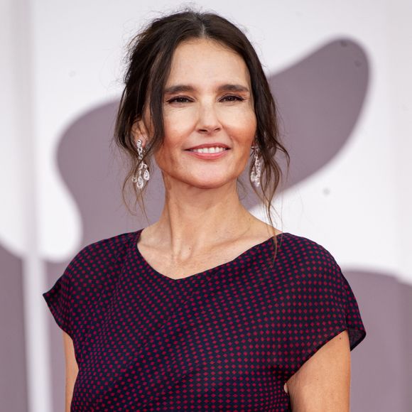 En marge de la Mostra de Venise, où elle présentait "À pied d’œuvre" de Valérie Donzelli, Virginie Ledoyen est revenue sur son silence autour de l’affaire Benoît Jacquot. 

Virginie Ledoyen à la première du film "À pied d'œuvre" lors de la 82ème édition du festival international du film de Venise (La Mostra), Italie. © Max Montingelli/SGP/Bestimage