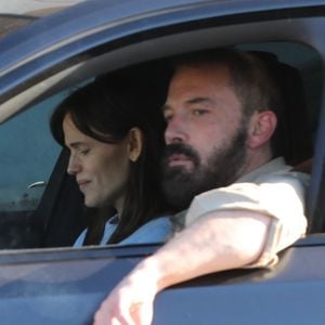 EXCLUSIF Los Angeles, CA - Jennifer Garner a commencé sa matinée par une course de bagels frais, en livrant le petit déjeuner au domicile de Ben Affleck.