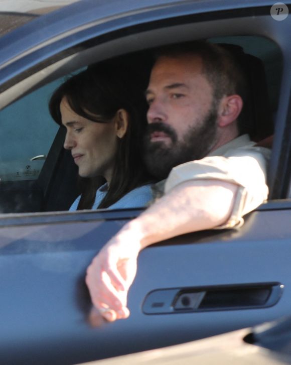 EXCLUSIF Los Angeles, CA - Jennifer Garner a commencé sa matinée par une course de bagels frais, en livrant le petit déjeuner au domicile de Ben Affleck.