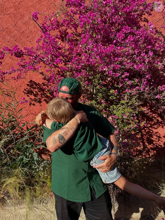 Louise Chabat, enceinte, et son compagnon Julien en vacances avec leur fils Néo en Corse