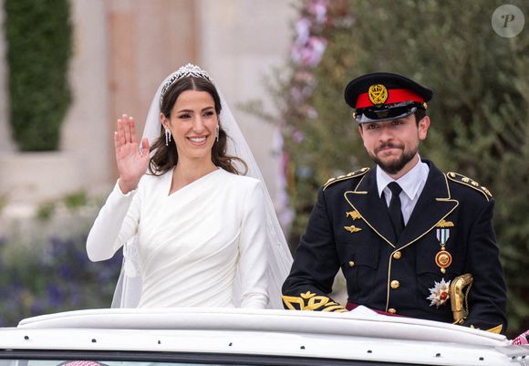 Le prince héritier Hussein et la princesse Rajwa de Jordanie vont être parents ! La Cour royale hachémite a annoncé le 10 avril que l'aîné de la reine Rania et du roi Abdallah II et son épouse attendaient leur premier enfant cet été - DOSSIER - Le prince héritier jordanien Al Hussein bin Abdullah II et son épouse Rajwa al Saif quittent le palais de Zahran lors de leur mariage à Amman, en Jordanie, le 1er juin 2023. © Ammar Abd Rabbo/ABACAPRESS.COM