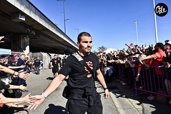 L'établissement propose des tarifs relativement accessibles, avec des formules du midi à partir de 18 euros et des plats à la carte allant jusqu'à 32 euros.

Antoine Dupont lors du match de rugby du 8ème de finale de la Coupe des champions Investec opposant le Stade Toulousains à Bristol (59-26) à Toulouse, France, le 4 avril 2026.

© Thierry Breton/Psnewz/Bestimage