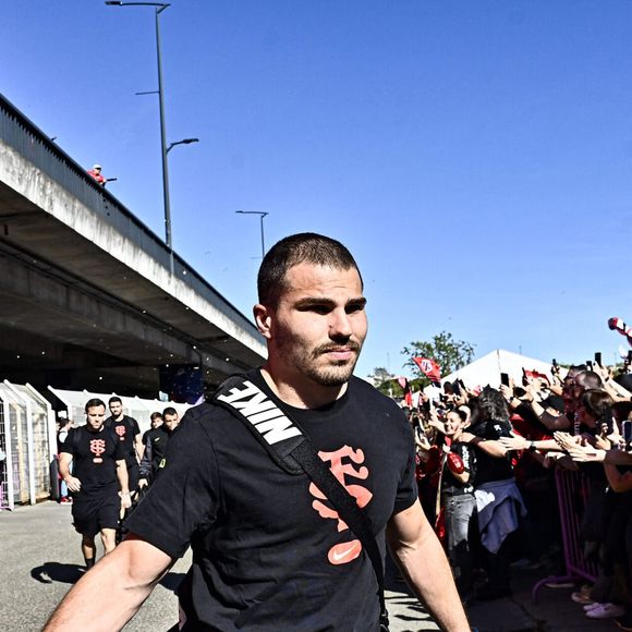 L'établissement propose des tarifs relativement accessibles, avec des formules du midi à partir de 18 euros et des plats à la carte allant jusqu'à 32 euros.

Antoine Dupont lors du match de rugby du 8ème de finale de la Coupe des champions Investec opposant le Stade Toulousains à Bristol (59-26) à Toulouse, France, le 4 avril 2026.

© Thierry Breton/Psnewz/Bestimage