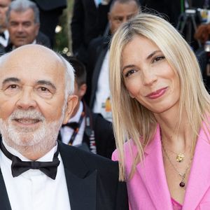 Quant aux regards des autres sur son couple, il a déclaré : "C’est surtout elle qui s’en fiche ! On est ensemble depuis plus de dix ans, on est très heureux"

Gérard Jugnot et Patricia Campi assistent à la projection de "Final Cut (Coupez !)" et au tapis rouge de la cérémonie d'ouverture du 75ème festival de Cannes au Palais des Festivals le 17 mai 2022 à Cannes, France. Photo par Shootpix/ABACAPRESS.COM
