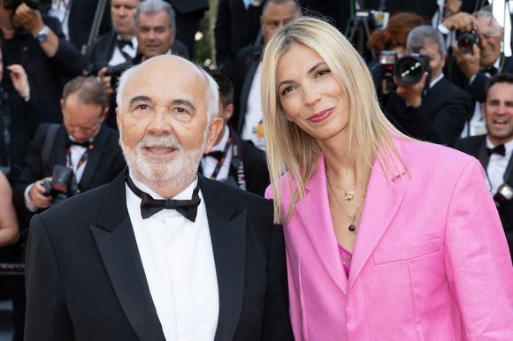Quant aux regards des autres sur son couple, il a déclaré : "C’est surtout elle qui s’en fiche ! On est ensemble depuis plus de dix ans, on est très heureux"

Gérard Jugnot et Patricia Campi assistent à la projection de "Final Cut (Coupez !)" et au tapis rouge de la cérémonie d'ouverture du 75ème festival de Cannes au Palais des Festivals le 17 mai 2022 à Cannes, France. Photo par Shootpix/ABACAPRESS.COM