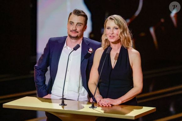 L'acteur de 53 ans est apparu très élégant en costume noir, prenant le temps de saluer ses fans avant de se rendre au Fouquet's.

Pierre Lottin et Alexandra Lamy lors de la 51ème cérémonie des César à l'Olympia à Paris, France, le 26 février 2025 © Borde-Jacovides/Bestimage