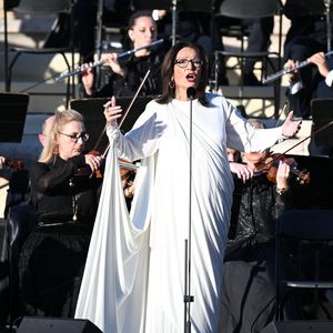 Nana Mouskouri - Passation de la flamme olympique de la Grèce à la France au stade panathénaïque d’Athènes, Grèce, le 26 avril 2024. © Nikos Zagas/Bestimage