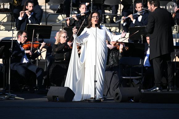 Nana Mouskouri - Passation de la flamme olympique de la Grèce à la France au stade panathénaïque d’Athènes, Grèce, le 26 avril 2024. © Nikos Zagas/Bestimage