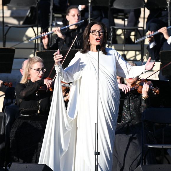 Nana Mouskouri - Passation de la flamme olympique de la Grèce à la France au stade panathénaïque d’Athènes, Grèce, le 26 avril 2024. © Nikos Zagas/Bestimage