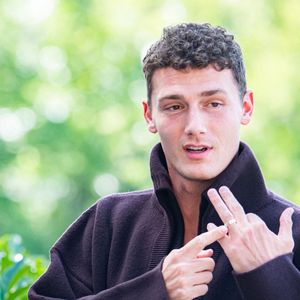 Avant d'accueillir leur premier enfant, Benjamin Pavard et Kleofina Pnishi ont célébré leur amour lors d'un somptueux mariage en Italie.
Benjamin Pavard - Les joueurs de l'équipe de France de football ont soigné leur style vestimentaire pour leur arrivée au centre national du football de Clairefontaine-en-Yveline, France, le 1er septembre 2025. © Baptiste Autissier/Psnewz/Bestimage