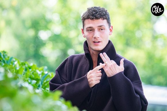 Avant d'accueillir leur premier enfant, Benjamin Pavard et Kleofina Pnishi ont célébré leur amour lors d'un somptueux mariage en Italie. 

Benjamin Pavard - Les joueurs de l'équipe de France de football ont soigné leur style vestimentaire pour leur arrivée au centre national du football de Clairefontaine-en-Yveline, France, le 1er septembre 2025. © Baptiste Autissier/Psnewz/Bestimage
