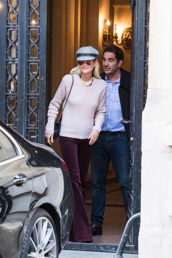Laeticia Hallyday sort d'un rendez-vous chez son avocat A.Amir-Aslani avec Sébastien Farran à Paris le 17 octobre 2018. Photo par Agence / Bestimage