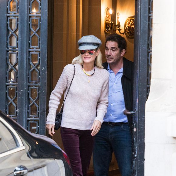 Laeticia Hallyday sort d'un rendez-vous chez son avocat A.Amir-Aslani avec Sébastien Farran à Paris le 17 octobre 2018. Photo par Agence / Bestimage