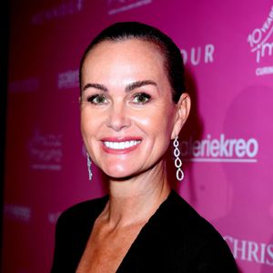 Laeticia Hallyday - Soirée de gala "Heroes for Imagine" qui a permis de récolter dix millions d'euros au profit de la recherche contre les maladies génétiques à Paris le 23 septembre 2024.
Depuis sa création en 2015, ce gala organisé tous les deux ans au cœur de l’Institut, propose à la vente des œuvres et des moments d’exception uniques pour soutenir les chercheurs et médecins de l’Institut Imagine, qui œuvrent au quotidien pour comprendre et guérir les maladies génétiques.
Cette vente caritative est fondamentale pour l’avenir d’Imagine. Elle permet d’accélérer ses grands projets stratégiques, de conforter son attractivité, et de répondre aux besoins de la recherche en termes d’équipements et de technologies de pointe, comme en recrutement de talents.
En quatre éditions, HEROES for Imagine a permis de lever plus de 22 millions d’euros.
Et 2024 est une année toute particulière pour l’Institut Imagine qui fête ses 10 ans mais aussi la cinquième édition d’Heroes, actuellement en pleine préparation !
"Grâce à Heroes, la recherche sur les maladies génétiques s'accélère, quels que soient les obstacles, au bénéfice des enfants malades et de leurs familles. Avec virtuosité et engagement, les chercheurs et les médecins de l'Institut Imagine, pratiquent la meilleure science d'aujourd'hui pour inventer la meilleure médecine de demain"

© Dominique Jacovides / Bestimage