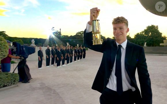 Léon Marchand pendant la cérémonie de clôture des Jeux Olympiques de Paris (JO) 2024 au Stade de France, à Saint-Denis banlieue de Paris, France, le 11 août 2024. © Capture TV France 2 via Bestimage