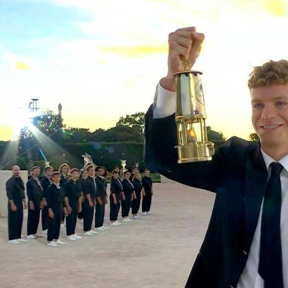 Léon Marchand pendant la cérémonie de clôture des Jeux Olympiques de Paris (JO) 2024 au Stade de France, à Saint-Denis banlieue de Paris, France, le 11 août 2024. © Capture TV France 2 via Bestimage
