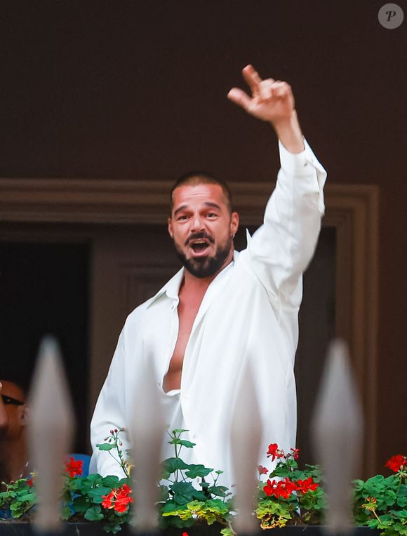 Ricky Martin a rendu fous ses fans qui l'attendaient devant l'hôtel Hyatt. Il est sorti pour saluer depuis sa fenêtre, puis depuis le patio de l'entrée de l'hôtel, le 16 avril 2026.

© 2026 RS Fotos/The Grosby Group