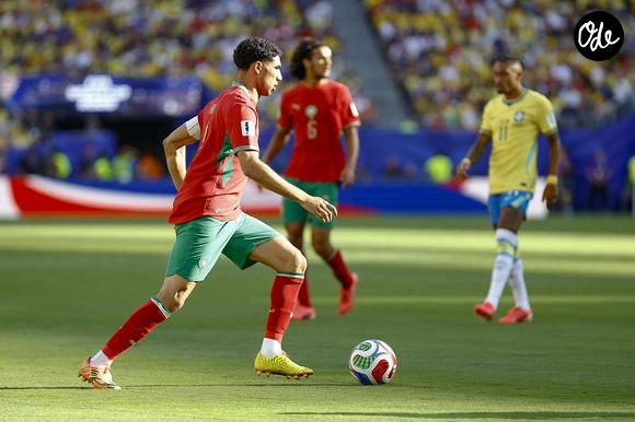 Le défenseur marocain Achraf Hakimi (2) avant le match de la Coupe du monde de la FIFA 2026 opposant le Maroc au Brésil, le 13 juin, au MetLife Stadium d'East Rutherford, dans le New Jersey. (Crédit photo : Zuma Press/Bestimage)