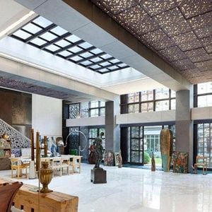 Info - Gérard Depardieu a vendu son hôtel particulier à Paris. Initialement affiché autour de 50 millions d'euros, il a finalement été cédé pour 22,6 millions d'euros à un acquéreur britannique - BI - No Credit - L'hôtel particulier de Gerard Depardieu en plein cœur de Saint-Germain-des-Pres est en vente le 12 Decembre 2012. "Propriete de 1800 m² habitables comprenant l'hotel de Chambon construit au XIXe siècle, inscrit aux Monuments historiques, agrementee d'un jardin et de terrasses. De l'autre cote du jardin, un second batiment de type loft, eclaire par un puits de lumière, superbe pièce d'architecture et de design [...] Ascenseur, balcon, piscine, cuisine equipee ", indique l'annonce. Sans preciser le montant demande... Selon nos informations, Depardieu aurait pris la decision de s'en separer voilà tout juste trois mois. Quant au prix, il se situerait aux environs de 50 M€ ! C'est en 2003 que l'acteur a acquis l'hôtel de Chambon, construit en 1820 pour le baron du meme nom. Il avait alors déposé un permis de construire afin de le renover et d'y installer les bureaux de sa société DD Productions. Il projetait aussi d'y emmenager des appartements pour recevoir ses amis.