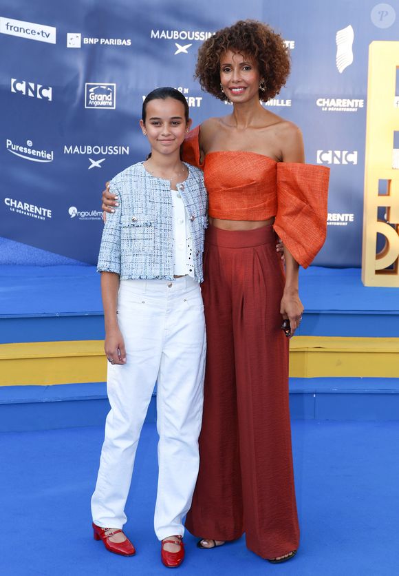 Sonia Rolland et sa fille Kahina qui joue aussi sa fille dans son film "Un destin inattendu" - Arrivées sur le tapis bleu de la 16ème édition du festival du film francophone de Angoulême le 24 août 2023.

© Coadic Guirec / Bestimage