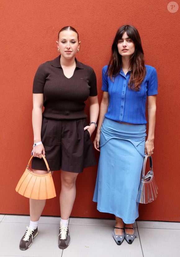 Elles ont affiché deux looks très élégants mais très différents.

Helena et Marguerite - Les célébrités au photocall du village lors des Internationaux de France de Tennis de Roland Garros 2026. Paris, le 31 mai 2026. © Jacovides / Bestimage