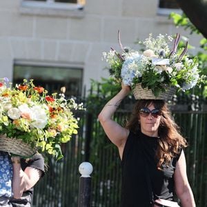 illustration fleurs - Arrivées aux obsèques de Philippe Labro en l'église de Saint-Germain-des-Prés à Paris le 13 juin 2025. © Dominique Jacovides - Christophe Clovis / Bestimage