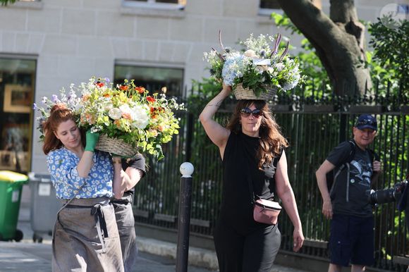 illustration fleurs - Arrivées aux obsèques de Philippe Labro en l'église de Saint-Germain-des-Prés à Paris le 13 juin 2025. © Dominique Jacovides - Christophe Clovis / Bestimage