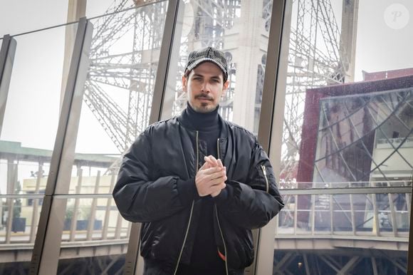 Le DJ Michaël Canitrot pose en marge de sa venue au dévoilement du timbre commémoratif du centenaire de la disparition de G. Eiffel à Paris le 9 mars 2023. © Jack Tribeca / Bestimage