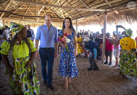 Ils ont posé leurs valises sur l'île Moustique

Le prince William et Catherine (Kate) Middleton visitant un petit village sur la côte, pour rencontrer un petit groupe de spécialistes de la conservation marine afin d'en savoir plus sur l'environnement marin unique du Belize, lors de leur tournée dans les Caraïbes au nom de la reine pour marquer son jubilé de platine. Belize, le 20 mars 2022.
©Backgrid UK/ Bestimage
