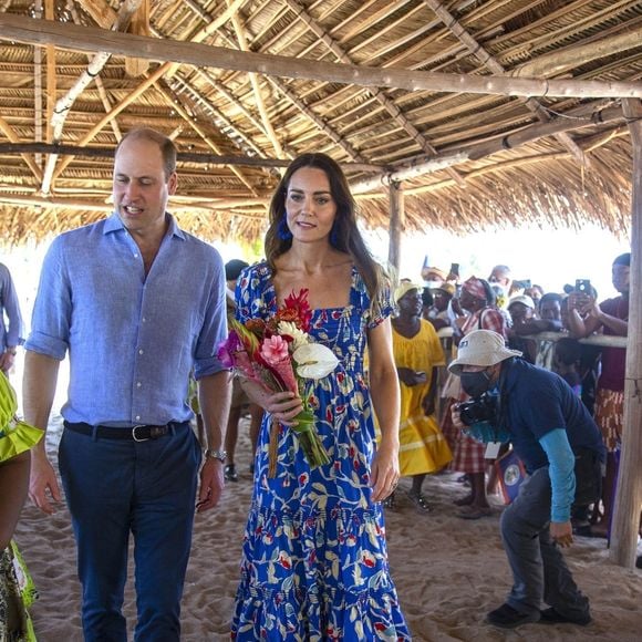 Ils ont posé leurs valises sur l'île Moustique

Le prince William et Catherine (Kate) Middleton visitant un petit village sur la côte, pour rencontrer un petit groupe de spécialistes de la conservation marine afin d'en savoir plus sur l'environnement marin unique du Belize, lors de leur tournée dans les Caraïbes au nom de la reine pour marquer son jubilé de platine. Belize, le 20 mars 2022.
©Backgrid UK/ Bestimage