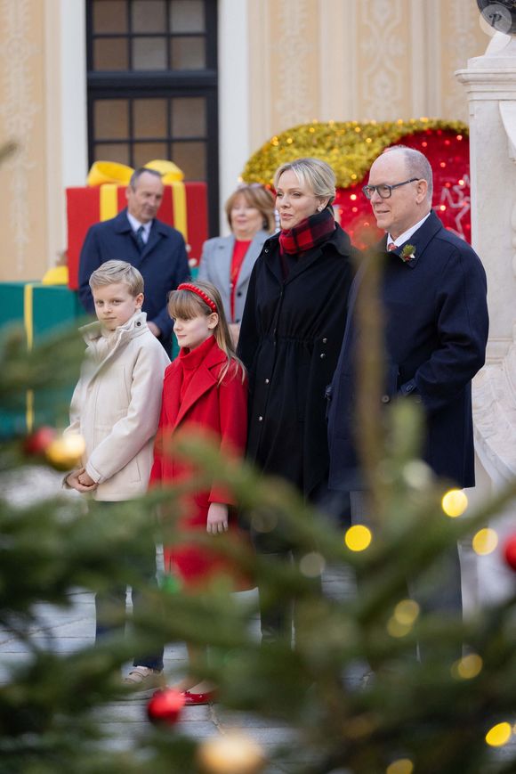 Le prince Albert II de Monaco et la princesse Charlène de Monaco, Le prince Jacques de Monaco, marquis des Baux, La princesse Gabriella de Monaco, comtesse de Carladès - La famille princière de Monaco offre les traditionnels cadeaux de Noël aux enfants monégasques dans la Cour du Palais Princier, le 18 décembre 2024. 
© Olivier Huitel / Pool Monaco / Bestimage