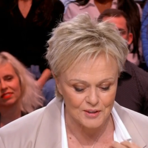 Muriel Robin dans Quotidien avec le nouveau bijou de sa femme Anne Le Nen