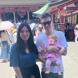 Deux jours après leur arrivée au Japon, la jeune maman a dévoilé une photo de Victoire et Constance habillées de kimonos roses à fleurs, posant sagement à Tokyo...

Story Instagram de @marieducruet du samedi 21 juin 2025.