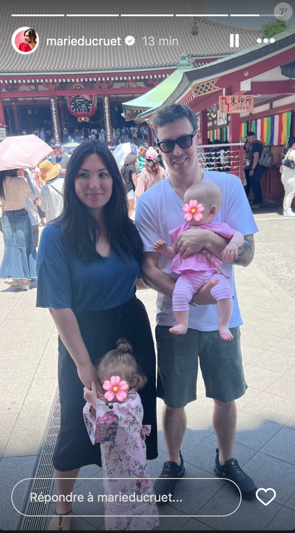 Deux jours après leur arrivée au Japon, la jeune maman a dévoilé une photo de Victoire et Constance habillées de kimonos roses à fleurs, posant sagement à Tokyo...

Story Instagram de @marieducruet du samedi 21 juin 2025.