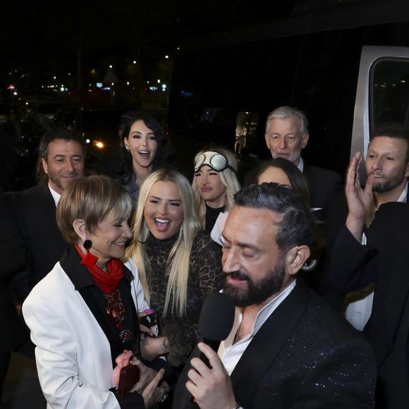 Exclusif - Nabilla et Thomas Vergara, Isabelle Morini-Bosc, Kelly Vedovelli, Cyril Hanouna, Raymond Aabou, Gilles Verdez, Polska, Bernar Montiel, Valérie Bénaïm, Guillaume Genton, Géraldine Maillet - Les chroniqueurs et les invités quittent la dernière émission "Touche pas à mon poste" (TPMP) en bus pour se rendre devant le siège du groupe M6 à Neuilly-sur-Seine le 27 février 2025. © Jack Tribeca/Bestimage