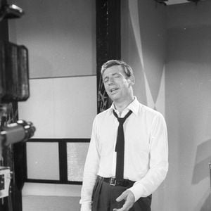 En France, à Paris, Yves MONTAND sur un plateau de télévision. Le 18 août 1961 © Michel Ristroph via Bestimage