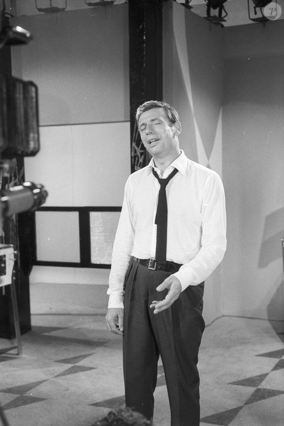 En France, à Paris, Yves MONTAND sur un plateau de télévision. Le 18 août 1961 © Michel Ristroph via Bestimage