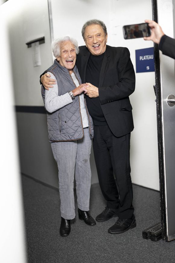 Exclusif - Ginette Baffie et Michel Drucker en backstage de l'enregistrement de l'émission "Famille je vous aime" présentée par Michel Drucker et qui sera diffusée le vendredi 29 mai sur France 3, à Paris, France, le 4 décembre 2025. © Gaffiot-Perusseau/Bestimage