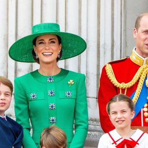 Kate Middleton, le prince William et leurs enfants au balcon de Buckingham ©Backgrid USA / Bestimage