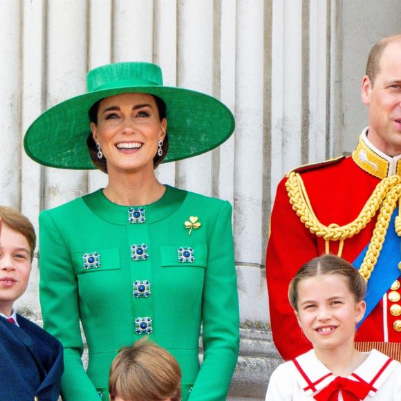 Kate Middleton, le prince William et leurs enfants au balcon de Buckingham ©Backgrid USA / Bestimage