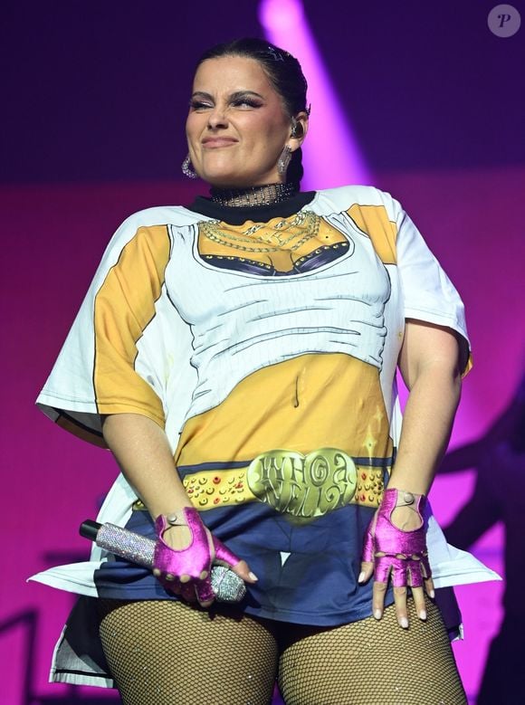 Histoire de répondre en beauté (et en légèreté) à ses détracteurs, l'artiste de 46 ans a choisi un tee-shirt très particulier lors de sa dernière prestation à la Manchester Pride le 25 août 2025. 

Nelly Furtado à Manchester © Backgrid USA / Bestimage