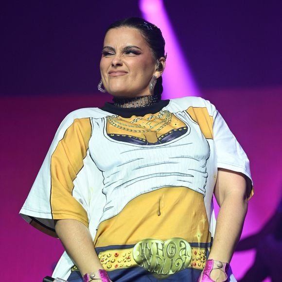 Histoire de répondre en beauté (et en légèreté) à ses détracteurs, l'artiste de 46 ans a choisi un tee-shirt très particulier lors de sa dernière prestation à la Manchester Pride le 25 août 2025. 

Nelly Furtado à Manchester © Backgrid USA / Bestimage