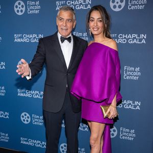 L'acteur George Clooney et son épouse, Amal Clooney, vêtue d'une robe Balenciaga, assistent aux arrivées sur le tapis rouge de la 51e édition du Chaplin Award Gala, organisée à l'Alice Tully Hall, en hommage à George Clooney.