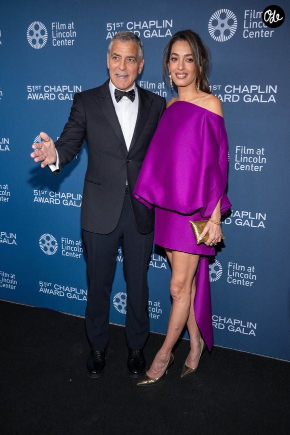 L'acteur George Clooney et son épouse, Amal Clooney, vêtue d'une robe Balenciaga, assistent aux arrivées sur le tapis rouge de la 51e édition du Chaplin Award Gala, organisée à l'Alice Tully Hall, en hommage à George Clooney.