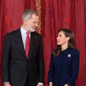 La reine Letizia d'Espagne pourrait bien avoir eu une idée lumineuse. 

Le roi Felipe VI et la reine Letizia d’Espagne, lors du déjeuner organisé en l'honneur du président de la République arabe d'Égypte, Abdelfatah al-Sisi, au Palais royal de Madrid, Espagne
@LALO YASKY / BESTIMAGE